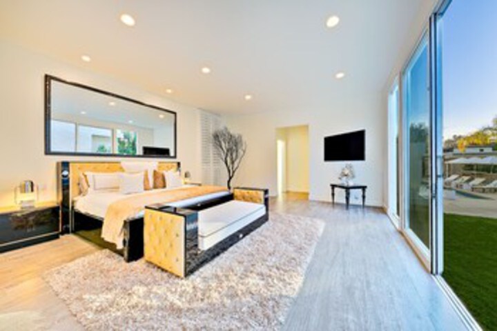 Room 27 of 33