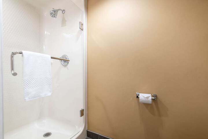 Standard Room, King or Two Doubles (4 of 7)