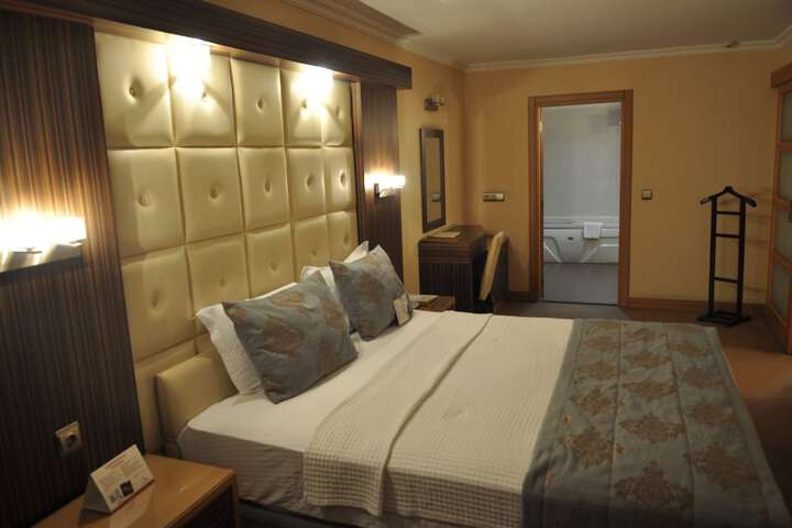 Room 13 of 34
