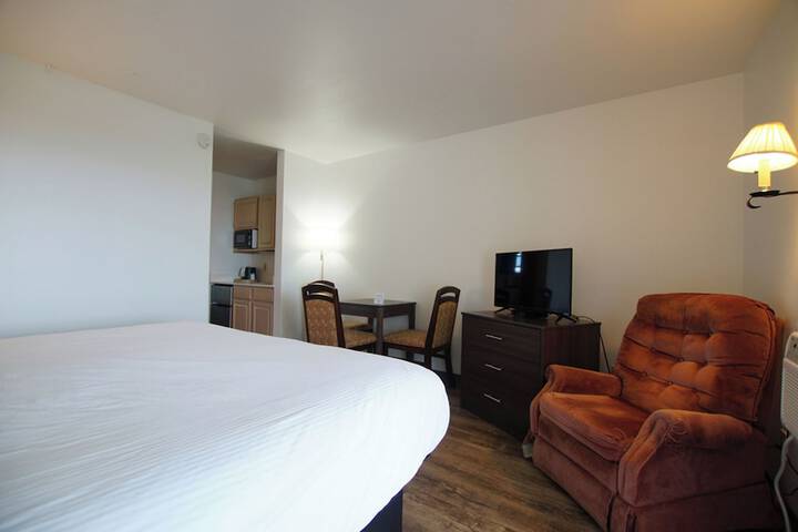 2 Bedrooms Traditional Suite King and Queen Bed Pool View Balcony (20 of 46)