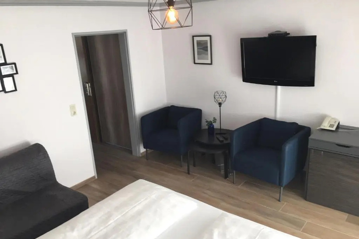 Room 5 of 9