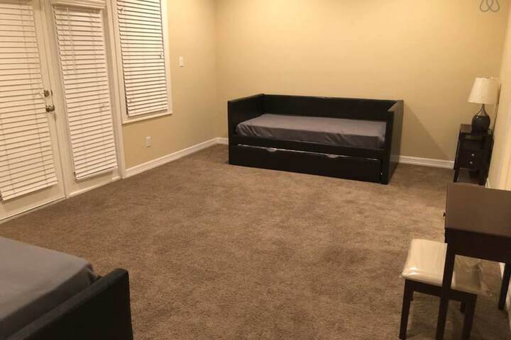 Room 9 of 40