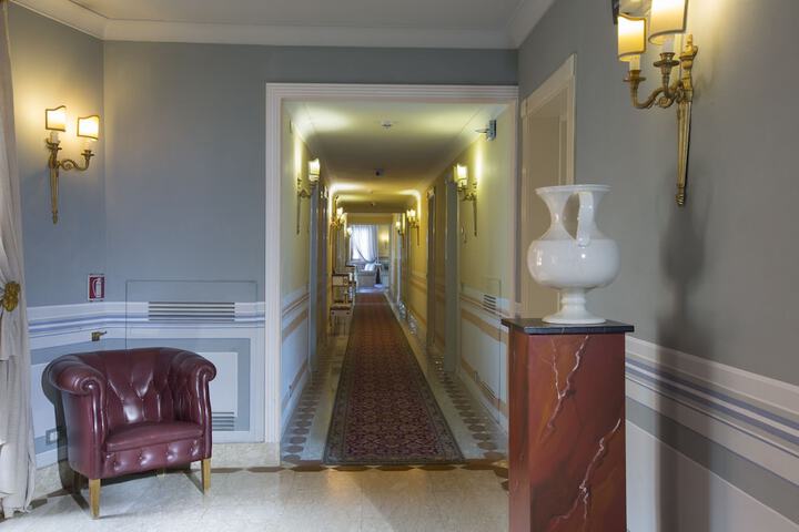 Ballroom/Hall 18 of 20