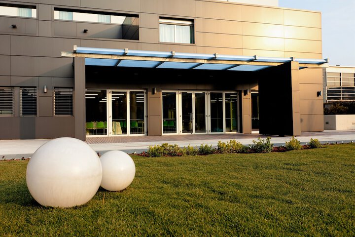 Hotel Exterior 43 of 47