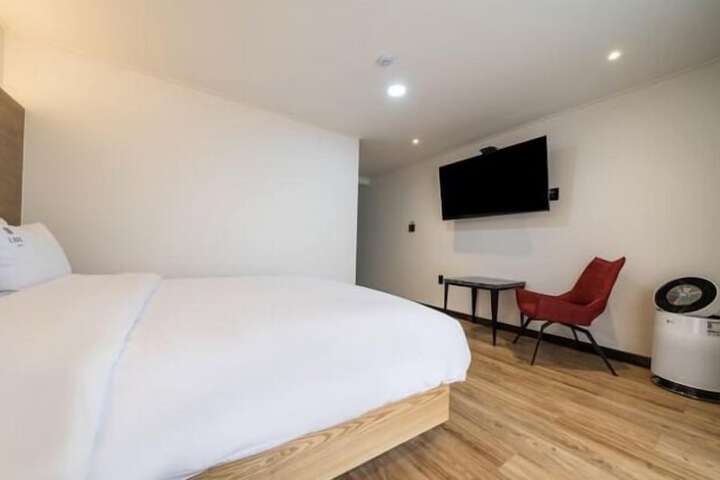 Room 33 of 67