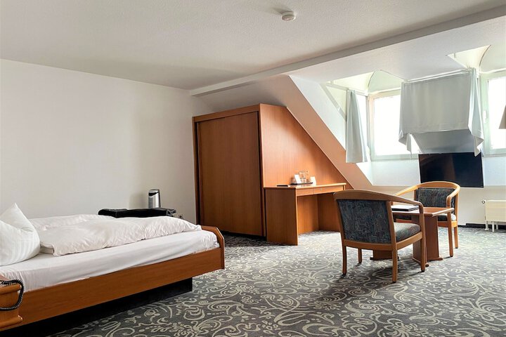 Room 27 of 81