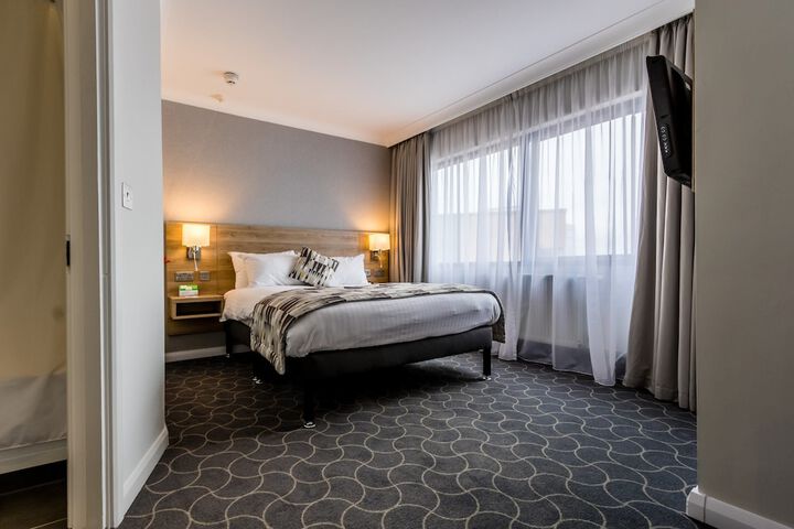 Room 2 of 210