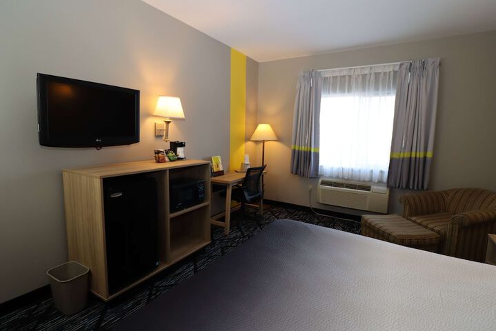 1 Queen Bed Mobility Accessible (7 of 21)