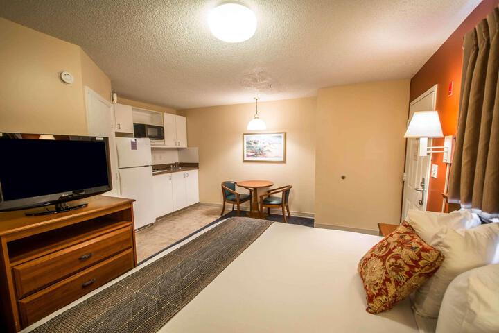 1 King Bed (4 of 8)
