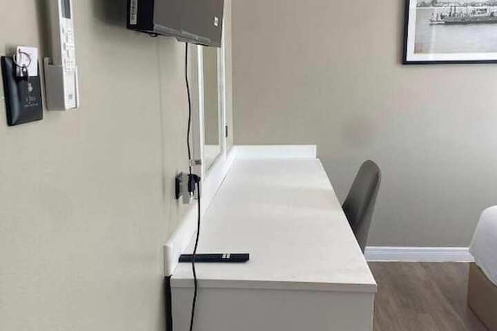 Room 4 of 40