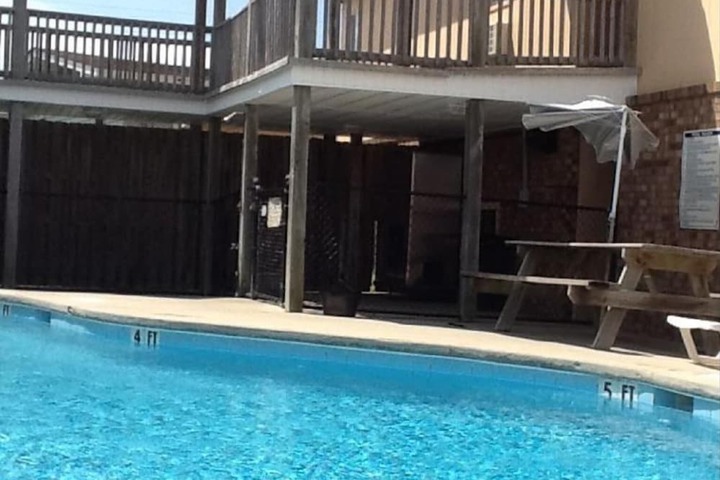 Pool 5 of 9
