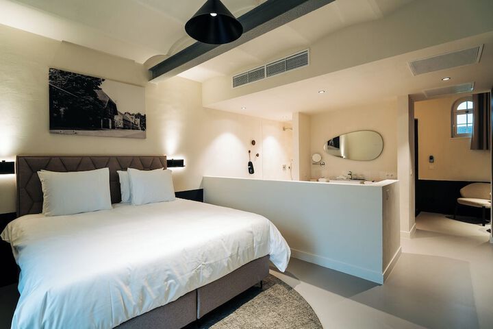 Room 5 of 48