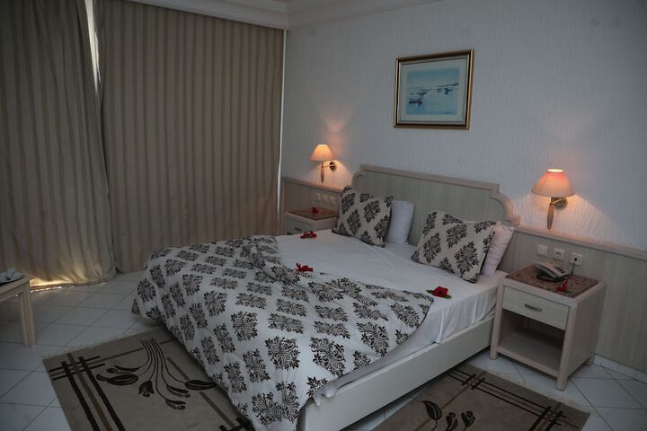 Room 11 of 32