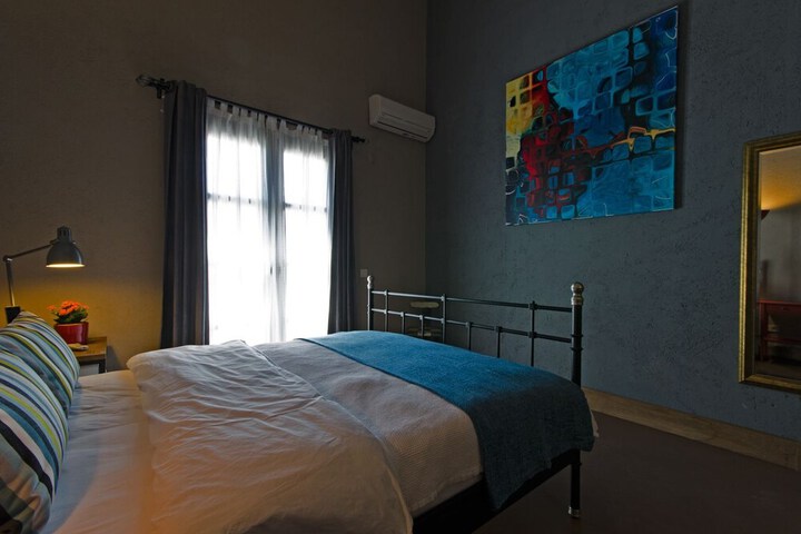 Room 4 of 7