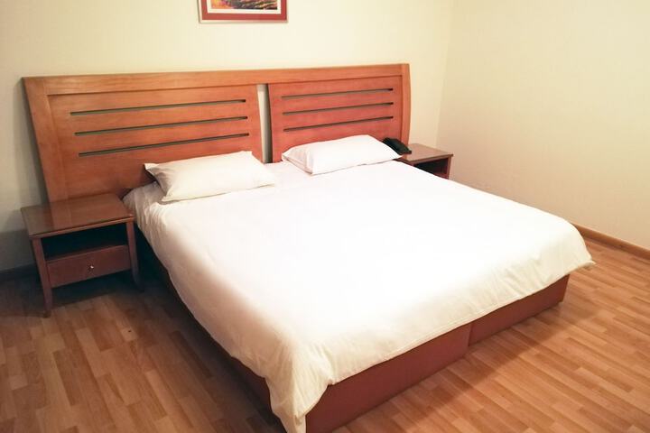 Room 10 of 28