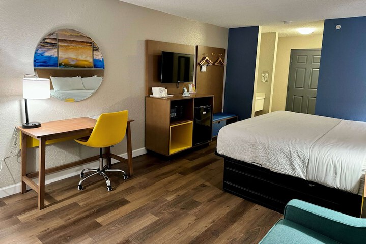 1 King Bed Mobility Hearing Impaired Accessible Room Roll in Shower (11 of 13)