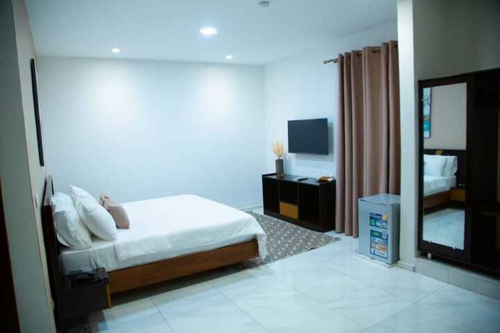 Room 9 of 42