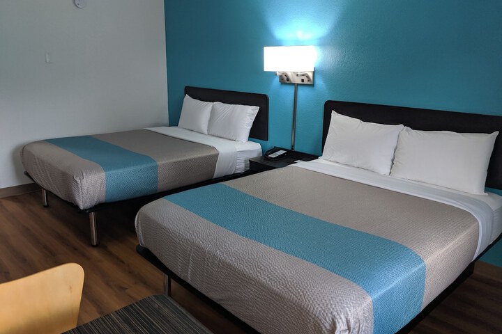 1 Queen Bed (5 of 13)