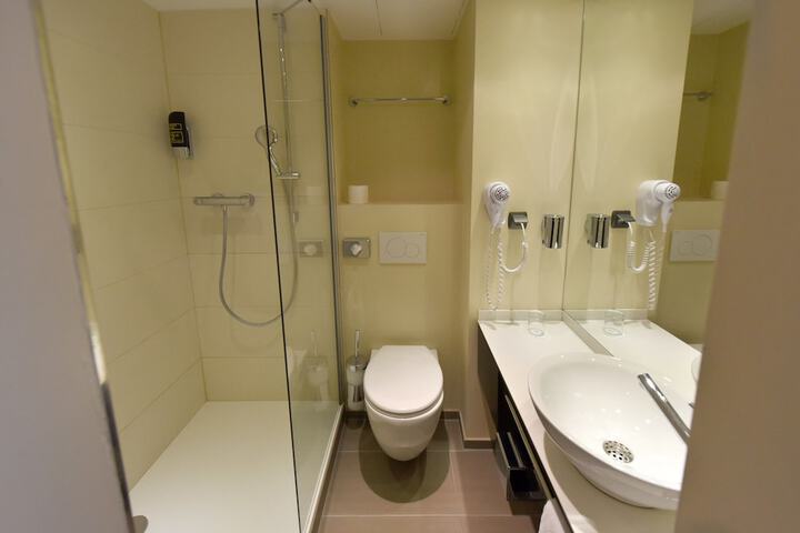 Room 32 of 45