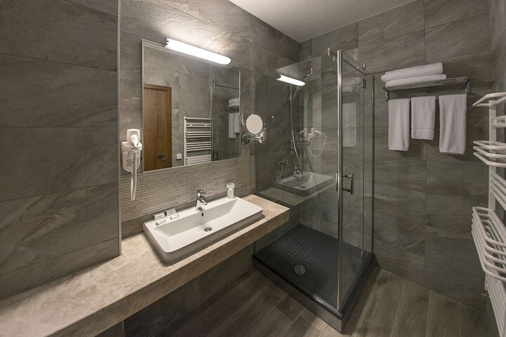 Room 12 of 35