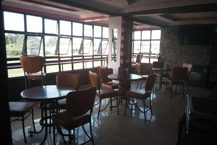 Lounge 17 of 22