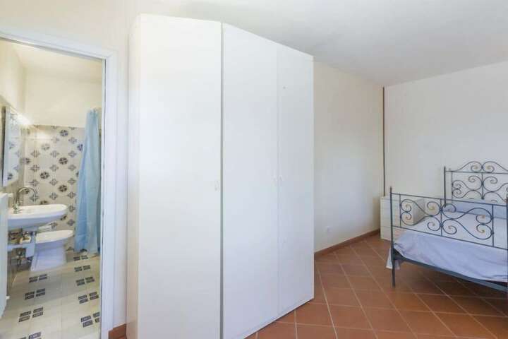 Room 4 of 18