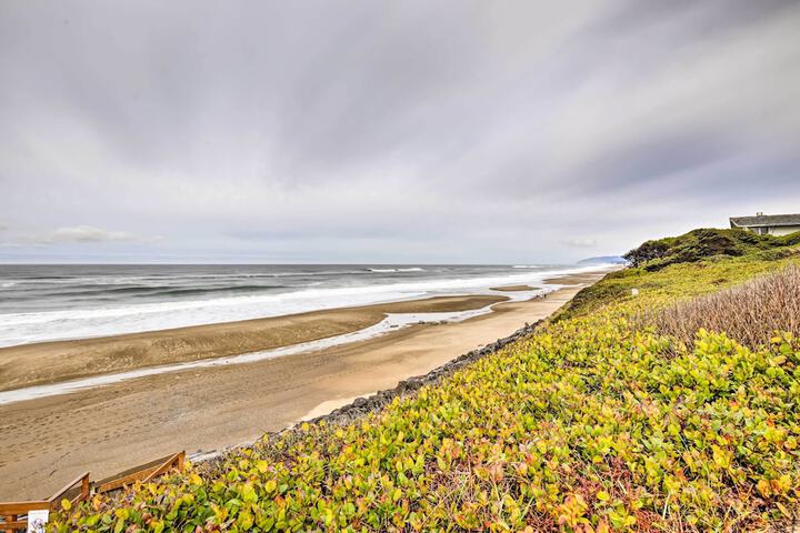 Lincoln Beach Condo w / Balcony + Ocean Views!