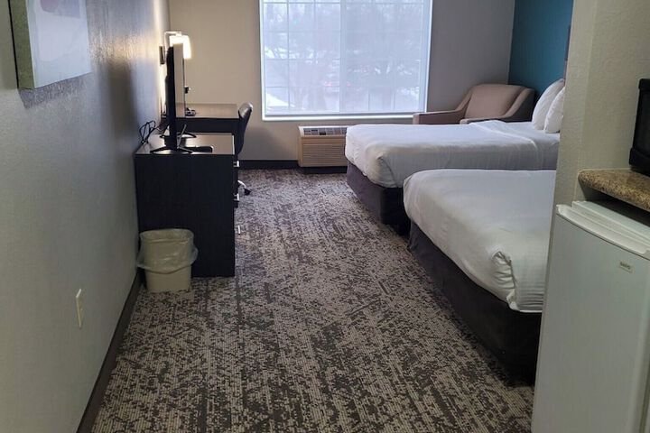 2 Queen Beds Microwave and Refrigerator Work Desk WiFi Full Breakfast (19 of 25)