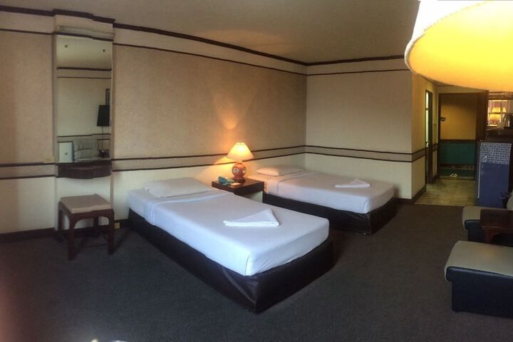 Room 25 of 147