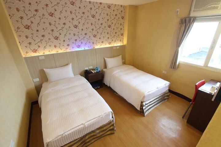 Room 9 of 28
