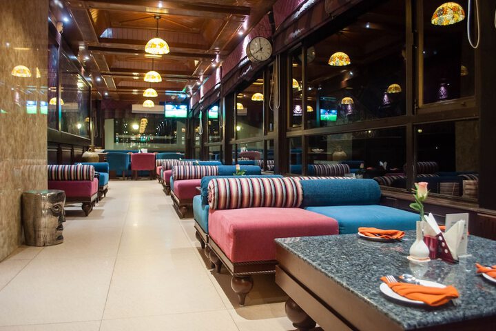 Lounge 23 of 39