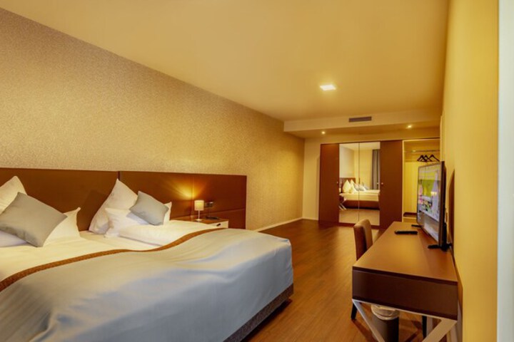 Room 8 of 43