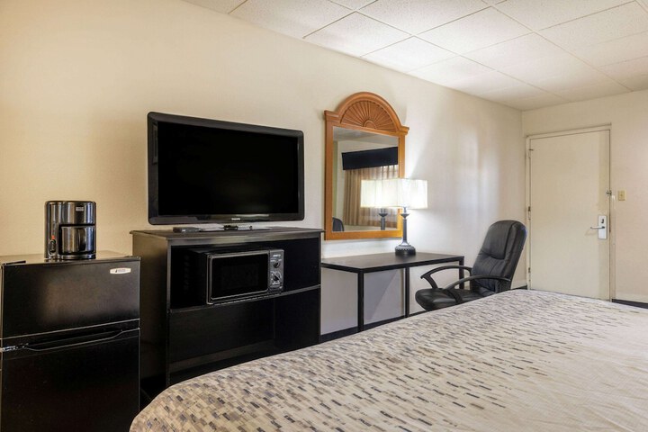 1 King Bed (3 of 6)