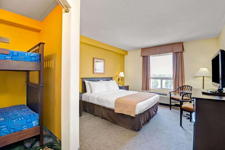 2 Queen Beds (8 of 17)