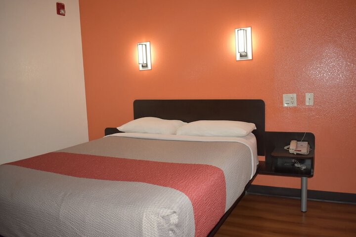 1 Queen Bed (1 of 2)