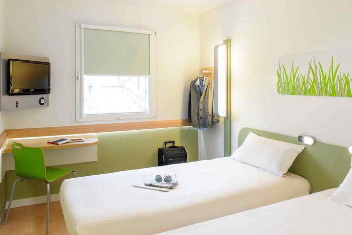 Room 10 of 30