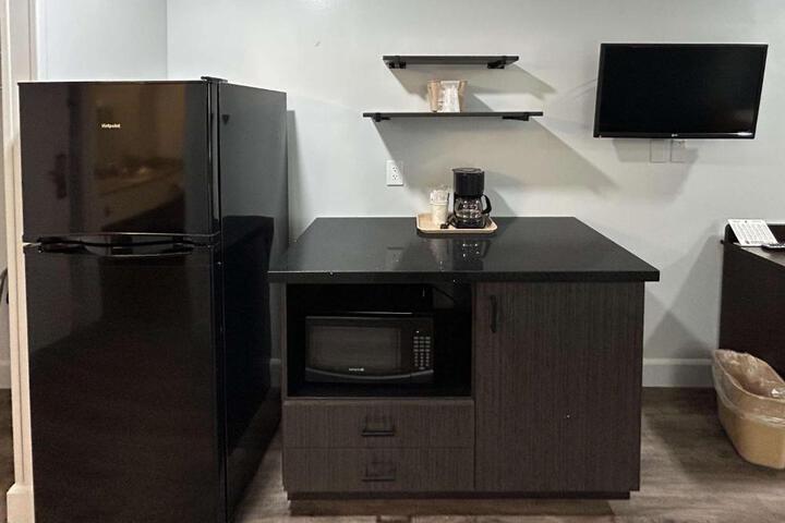 1 Queen Bed Micfridge (11 of 12)