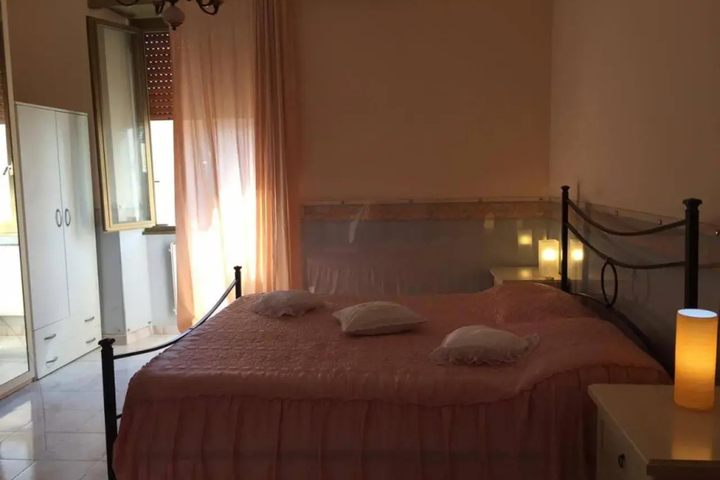 Room 2 of 10