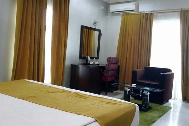Room 5 of 18