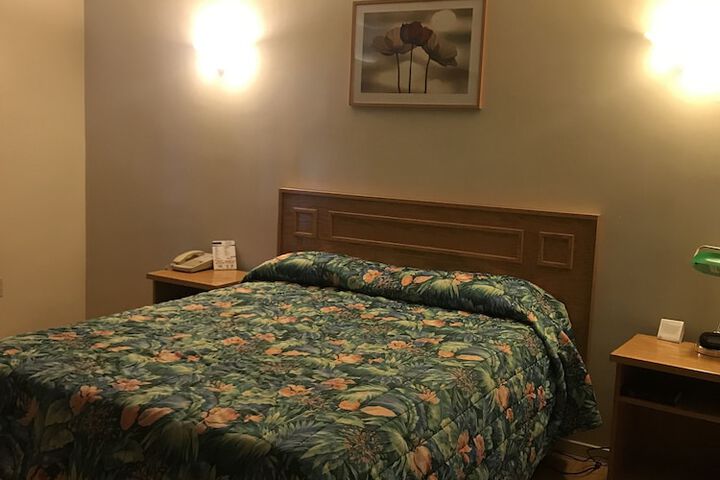 1 Queen Bed (5 of 12)