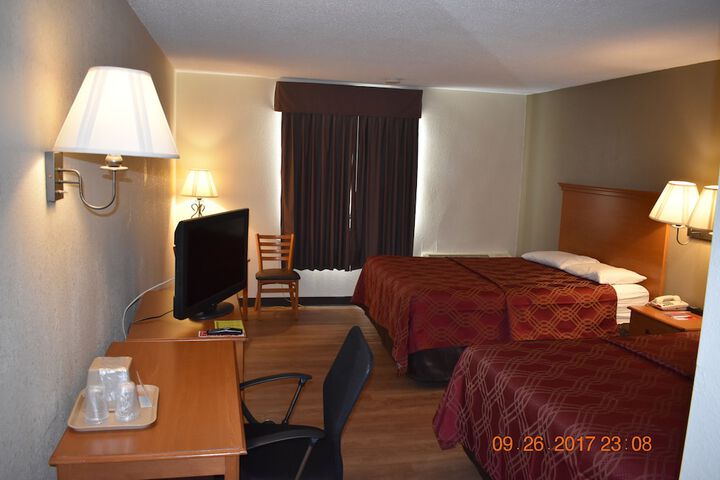 Deluxe Queen Bed (3 of 10)