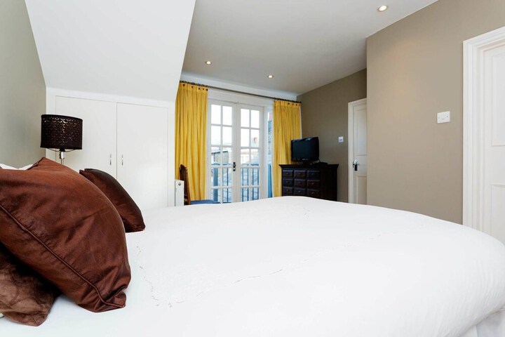 Room 2 of 7