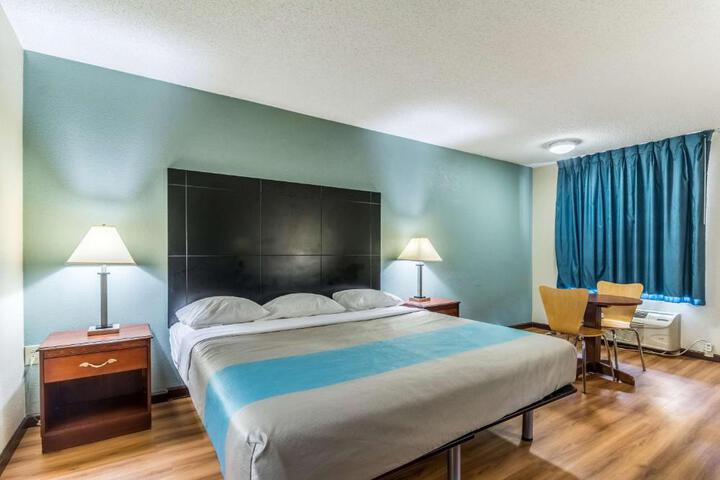 1 King Bed (5 of 7)