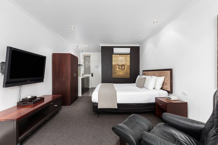 Room 10 of 93