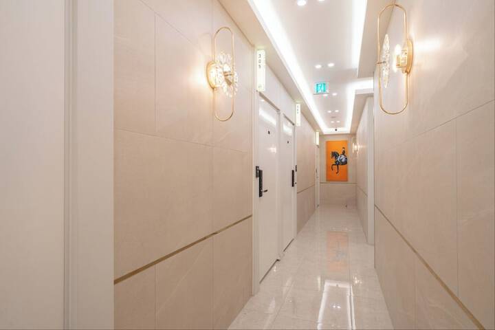 Ballroom/Hall 36 of 43