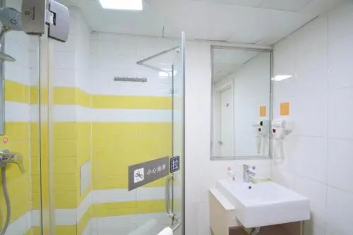 Room 8 of 10