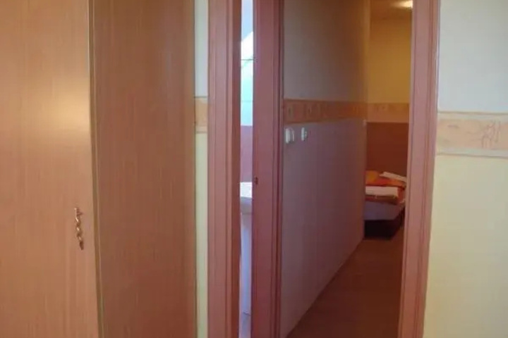 Room 5 of 18