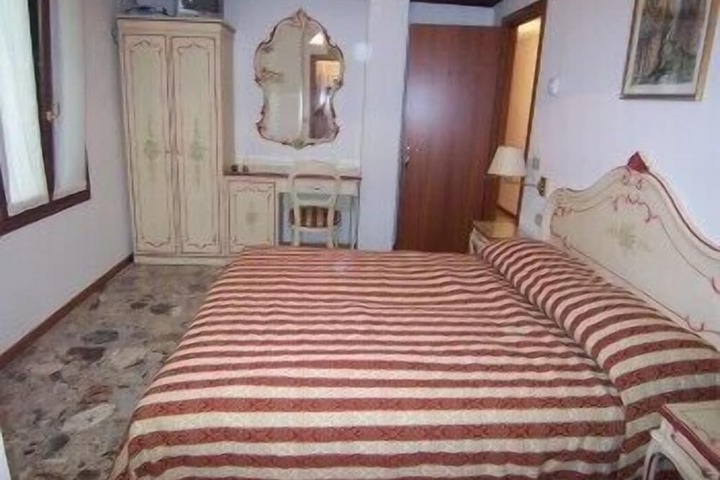 Room 9 of 25