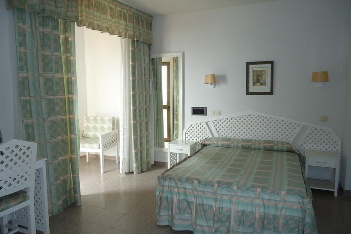 Room 16 of 34