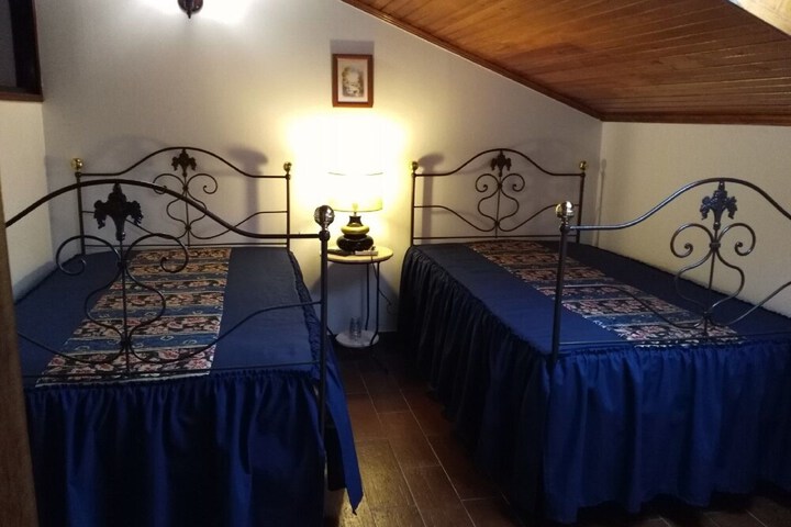 Room 5 of 8